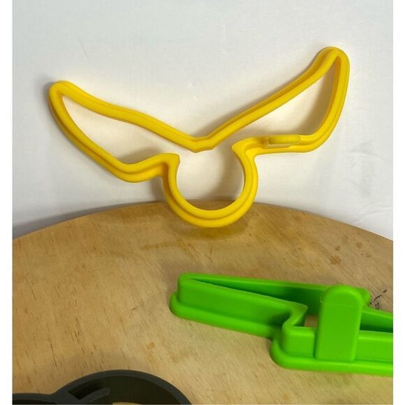 Williams Sonoma Set Of 4 Multicolor Wizarding World Harry Potter Pancake Molds - Picture 1 of 6